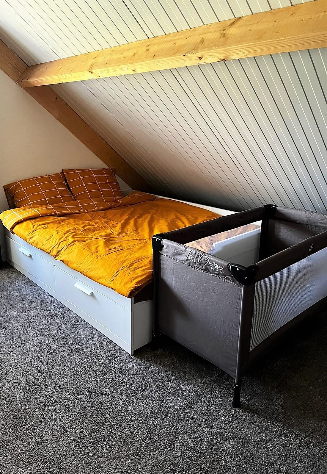 Logeerbed en kinderbed